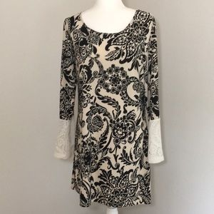 Beautiful Tacera dress with slightly flared sleeves.